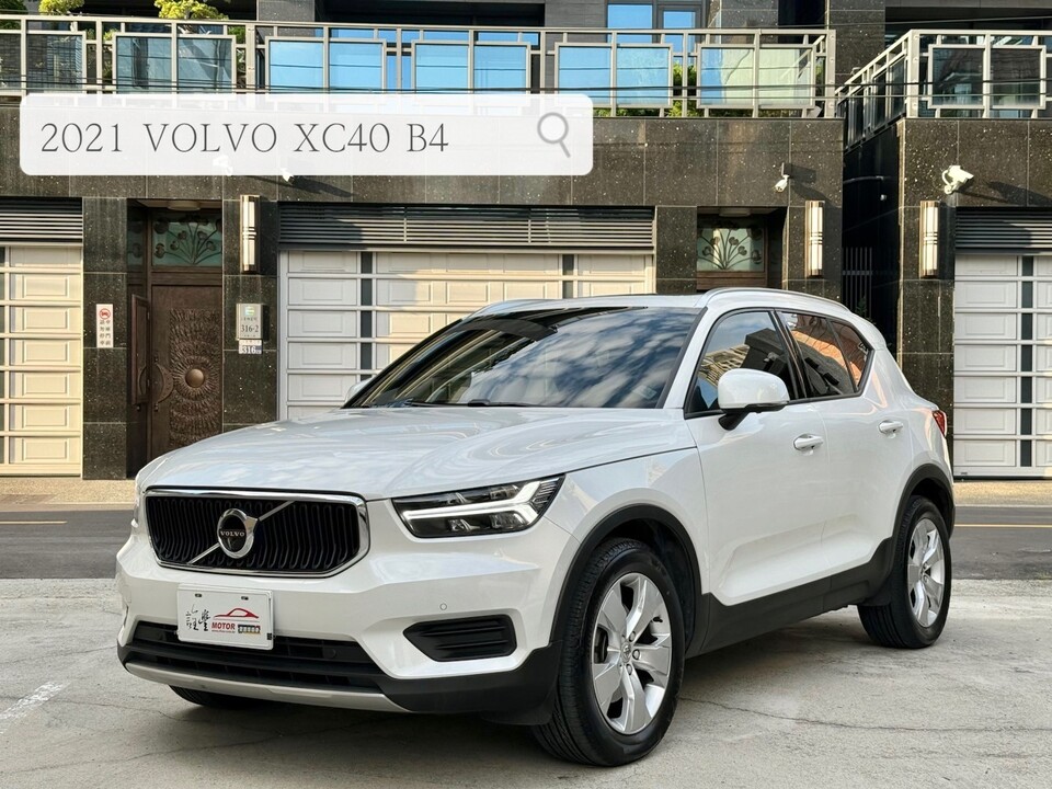 2021 VOLVO XC40 B4